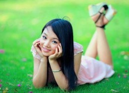 她比春色更怡人